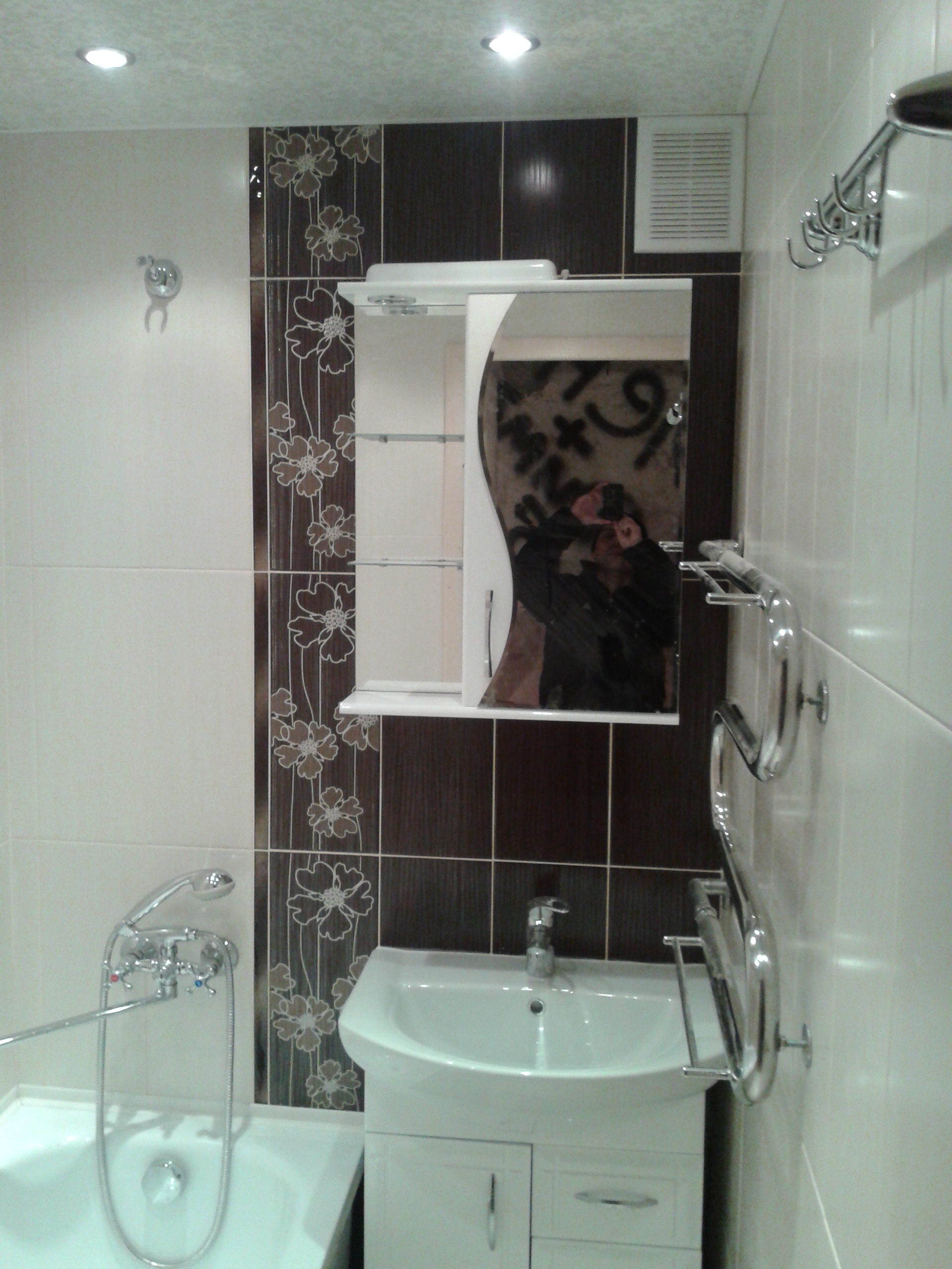 Интерьер ванной комнаты в черно белых тонах (56 фото)